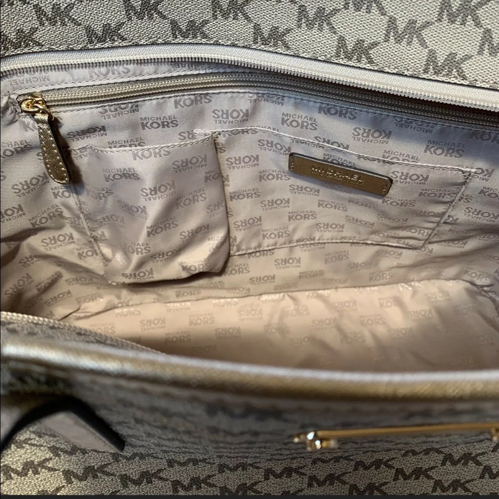 MICHAEL KORS EMRY Pale Gold Large Top Zip Tote - Picture 10 of 12